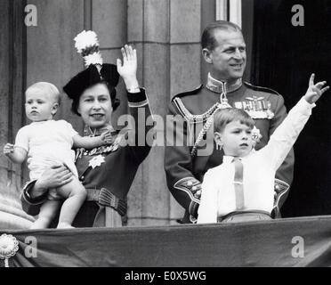 La reine Elizabeth II et sa famille à son anniversaire Banque D'Images