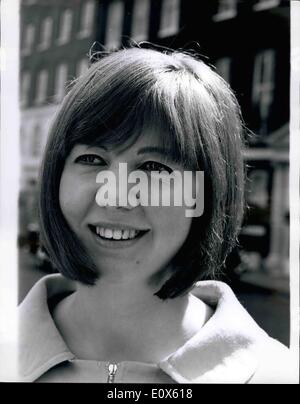 Mai 05, 1965 - Cilla change son style de cheveux : Cela ressemble à une nuit blanche en rouleaux pour des millions d'adolescents britanniques, car le noir, Cilla 21 ans, la chanteuse pop idol de l'adolescents monde, qui les a envoyés et leurs cheveux se balancent leur outting périphérie - a été bouclés. La jeune fille, qui, au cours des 18 derniers mois, a été le ''prototype'' en tenue d'adolescent et la mode, est allé le long d'un Mayfair coiffeurs et avait cette fameuse coupe carré court pâle teinté auburn et gondolé. Photo montre c'est que tous ses fans Cilla connaissait son court avec son bob. Banque D'Images