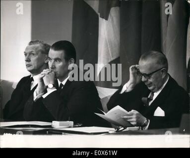 05 mai 1965 - Cérémonie d'ouverture des membres du Conseil ministériel de l'Otan : la cérémonie d'ouverture a eu lieu ce matin Banqueting House, Whitehall de la réunion ministérielle de printemps du Conseil de l'Atlantique Nord. Photo montre Expressions à la cérémonie d'ouverture de (L à R) : M. Couve de Murville, du Ministre français des affaires étrangères ; M. Herhard Schroeder, ministres des Affaires étrangères allemand et M. Stavros Costopoulos le Ministre grec des affaires étrangères. Banque D'Images