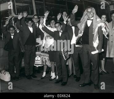 Mai 05, 1965 réfugiés arabes - arriver en Grande-Bretagne : Hier douze enfants réfugiés palestinien Arb ont volé dans l'aéroport de London pour lancer une nouvelle phase de leur vie. Ils sont liés à l'au village d'enfants Pestalozzi Sedlescombe, Nr Bataille, Sussex. Les douze enfants, neuf garçons et trois filles entre les âges de 12 et 14 ans, sont tous originaires de Jordanie. Ils sont parrainés par l'organisation des secours et de travaux des Nations Unies dans associetd avec la British Cuncil. Photo montre les douze enfants donnent une vague sur l'arrivée à l'aéroport de Londres la nuit dernière. Banque D'Images