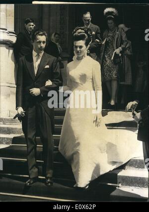 Mai 05, 1965 - Mariage d'Anne de France et Carlos Bourbon : photo montre le couple de quitter la chapelle royale après le mariage religieux ce matin. Derrière eux, le père de la mariée, le prétendant Français Comte de Paris et de l'époux, la mère de Bourbon Prince de la Sicile. Banque D'Images