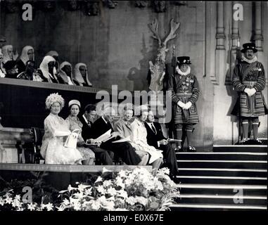 Juin 22, 1965 - La reine assiste à la 700e anniversaire du Parlement : dans le Westminster Hall fleuries aujourd'hui Sa Majesté la Reine, et d'autres membres de la famille royale, ont participé à une cérémonie pour marquer le 700e anniversaire du Parlement. Simon de Montfort, comte de Leicester, a convoqué la première assemblée qui était assis entre le 20 janvier et la fin de mars, 1265, dans la salle capitulaire de Westminster. Photo montre la scène comme Hylton-Foster Sir Harry, président de la Chambre des communes, présente son discours d'H.M Banque D'Images