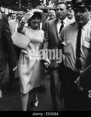 24 juin 1965 - New York, NY, États-Unis - deux fois Academy Award Winning actrice, ELIZABETH "LIZ" TAYLOR, connu pour son style de vie glamour Hollywood et beaucoup de maris, est mort le 23 mars 2011 de l'insuffisance cardiaque. Sur la photo : Liz Taylor arrivant avec cinquième mari RICHARD BURTON à bord du 'Michelangelo.' Banque D'Images
