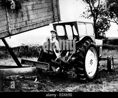 La pilote de course de Formule 1 JIM CLARK travaille sur sa ferme de Berwickshire, Angleterre. Banque D'Images