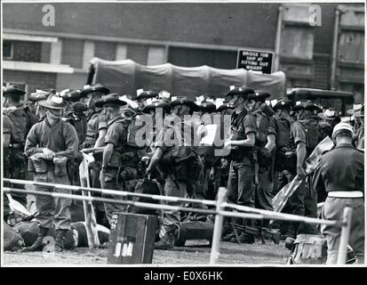 Mai 05, 1965 - Les troupes australiennes partent pour le Vietnam : Les membres de la first Australian Regiment monté sur le quai à l'île-jardin, Sydney, prêt à bord du transporteur de troupes H.M.A.S. Sydney, pour le voyage au Vietnam du Sud. Banque D'Images