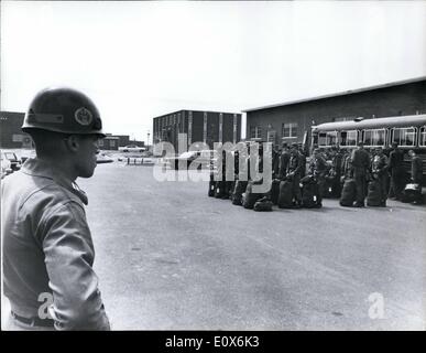 08 août 1965 - Centre de formation de base de l'Armée Fort Dix, N.J : Les sacs sont remplis de la substance a reçu lors de la première question de l'habillement. Les recrues sont en attente d'être déplacé dans leurs casernes. Banque D'Images