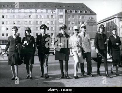 08 août, 1965 - L'uniforme de la police routière de femme à Munich que dans quelques semaines, environ 45 agents de la circulation "féminines" de la lutte contre le trafic de "pécheurs" à Munich, donnera des renseignements a.s.o. - Dans l'ensemble, ils ont à disculper les agents de la circulation. Le week-end dernier, le trafic de femme uniformes des policiers, également appelé 'hôtesses de la police, ont été présentées par des mannequins. Banque D'Images