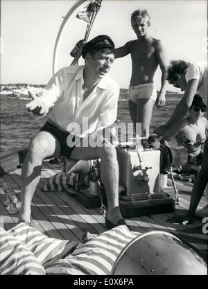 Juillet 07, 1965 - Yves Montand en vacances dans la Riviera française. Sur la photo, Yves Montand, le célèbre chanteur et acteur, apparaissant dans son Yacht à Cannes, Côte d'Azur. Banque D'Images