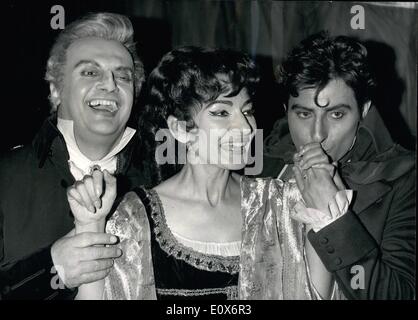 Juillet 07, 1965 - Cobent jardin triomphe pour Maria Callas. Prima donna Maria Callas, vu d'être félicité par co-stars Tito Gobbi (à gauche) et Renato Cioni, après sa performance triomphante dans ''Tosca'' dans la Royal Gala au Royal Opera House, Covent Garden, la nuit dernière. La performance a été vu par la reine, prix Phillip, et la Reine Mère. Mlle Callas aurait dû être le chant à quatre représentations de Tosca, mais ses médecins lui a conseillé de se reposer, et elle a décidé de chanter seulement pour la charité Royale Performance. Banque D'Images