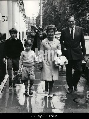 Juillet 07, 1965 - M. Maudling Goes Shopping ; M. Reginald Maudling, l'un des favoris pour la direction du parti conservateur, après la démission de Sir Alec Douglas Home ce matin est allé faire du shopping avec sa femme et ses deux fils. Photo montre M. Reginald Maudling avec sa femme, et ses fils, Edward, 10 (à gauche), et William, 8 - de quitter leur maison pour aller faire du shopping ce matin. Banque D'Images