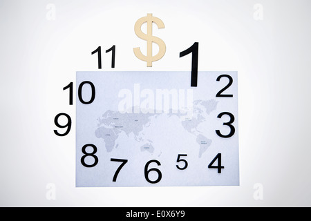 Une carte du monde entouré de numéros d'horloge Banque D'Images