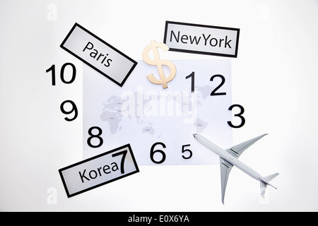 Une carte du monde entouré de numéros d'horloge Banque D'Images