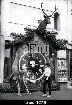 Juillet 07, 1965 - Le plus grand coucou du monde. Photo : Keystone montre ce roman avant d'une boutique de cadeaux à Wiesbaden, en Allemagne, n'est pas seulement utile mais roman aussi. pour l'horloge coucou géant conserve le temps précis. H/Keystone Banque D'Images