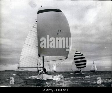 Juillet 07, 1965 - La pratique de l'Admiral's Cup : Yachts de l'équipe australienne qui est en compétition pour l'Admiral's Cup, étaient des formations à Cowes. La tasse est accordé sur les résultats combinés de la Manche course de demain, le Britannia Cup au cours de la semaine de Cowes et le New York Yacht Club Cup. La dernière ''leg'' sera la biennale Fastnet Race qui commence de Cowes le 7 août. La photo montre la tête de Caprice Lorita Maria spinnaker exécuter, au cours de la pratique de l'Admiral's Cup courses. Banque D'Images