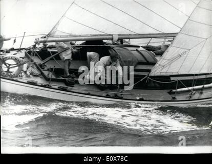 Juillet 07, 1965 - La pratique de l'Admiral's Cup. : yachts pour l'équipe australienne qui est en compétition pour l'Admiral's cur, étaient des formations à Cowes. La tasse est accordé sur les résultats combinés de la Manche course de demain, le Britannia cup au cours de la semaine de Cowes et le New York Yacht club cup. La dernière "jambe" sera la biennale Fastnet Race qui commence de Cowes le 7 août. Photo montre Trygve Halvorsen à la barre de l'Australian yacht de Freya durant la formation pour l'Admiral's cup courses. Banque D'Images