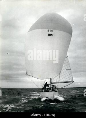 Juillet 07, 1965 - La pratique de l'Admiral's Cup : Yachts de l'équipe australienne qui est en compétition pour la Coupe de l'amiral, étaient des formations à Cowes. La tasse est accordé sur les résultats combinés de la Manche course de demain, le Britannia Cup au cours de la semaine de Cowes et le New York Yacht Club Cup. Le dernier journal sera Fastnet Race biennale qui commence de Cowes le 7 août. Photo montre Freya, l'un des yachts de l'Australie au cours de la pratique de la course de demain. Banque D'Images