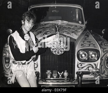 Le Beatles John Lennon avec sa Rolls Royce psychédélique Banque D'Images