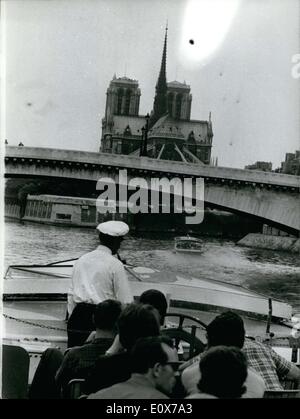 12 août 1965 - L'riverbuses bateaux-mouches sur la Seine ont beaucoup d'affaires à l'heure actuelle. Tous les touristes étrangers et d Banque D'Images