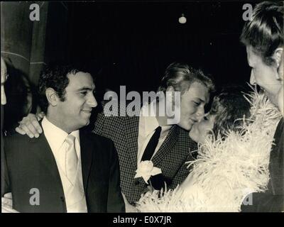 Septembre 09, 1965 - Un baiser à l'épouse de Johnny Hallyday : Johnny Hallyday a été l'un o les célébrités qui fréquentent l'Église mariage de la Sœur d'Aznazour Aida et George Gavarentz, compositeur et directeur de l'Azvnavour. Le mariage a eu lieu à l'église arménienne de Paris. La photo montre le célèbre chanteur pop Français Johnny Hallyday s'embrasser la mariée que le couple a quitté l'église après le mariage sur la gauche de l'époux. Banque D'Images