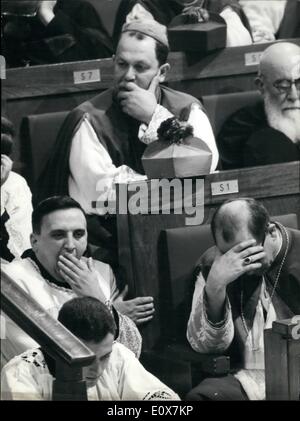 Septembre 09, 1965 - La 4e Session du Conseil oecuménique a été ouverte ce matin, à la présence du Pape Paul VI. Le Pape a célébré la Messe avec 24 cardinaux. La photo montre certains Pères conseiller durant la cérémonie. Banque D'Images