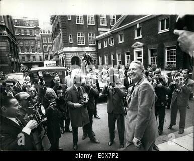 Juillet 07, 1965 - M. Heath - et une batterie de caméraman. : photo montre M. Edward Heath le nouveau chef du parti conservateur - a dû faire face à une batterie de cameramen lorsqu'il a quitté son domicile à Albeny House, 556, aujourd'hui. Banque D'Images