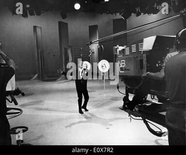 Sammy Davis Jr. sur le plateau d'une émission de télévision Banque D'Images