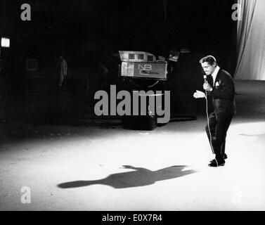 Sammy Davis Jr. sur le plateau d'une émission de télévision Banque D'Images