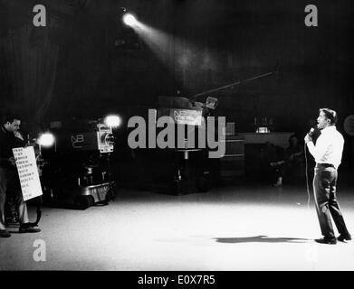 Sammy Davis Jr. sur le plateau d'une émission de télévision Banque D'Images