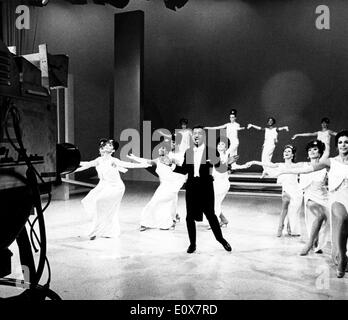 Sammy Davis Jr. sur le plateau d'une émission de télévision Banque D'Images