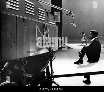 Sammy Davis Jr. sur le plateau d'une émission de télévision Banque D'Images