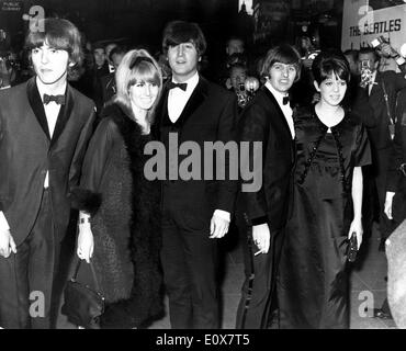 Les Beatles et leurs accompagnateurs d'arriver à la première de leur film 'Aide' Banque D'Images