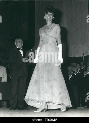 08 août 1965 - Le Festival Cinématographique de Taormina a pris fin hier soir avec la distribution des prix de l'étoile.OPS  = Audrey Hepburn pour ''My Fair Lady' Banque D'Images