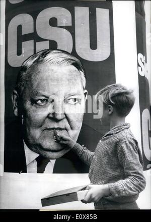 08 août 1965 - Un cigare pour le Chancelier fédéral, M. Ludwig Erhard : Le petit garçon a été envoyé par son père pour obtenir des cigares, et sur le chemin du retour il a soudainement découvert cette élection-loi du ''CSU''. Mais le petit garçon sait le chancelier uniquement avec un cigare. Pour sur cette étiquette aucun cigare est à voir dans les chanceliers mains il a essayé de faire l'habituelle vue du Professeur Ludwig Erhard o.k. Banque D'Images