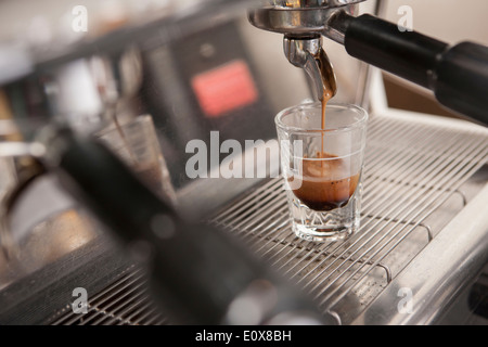 Une machine à espresso espresso faire dans un verre Banque D'Images