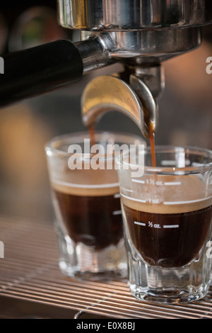 Une machine à expresso faisant deux espressos dans des verres Banque D'Images
