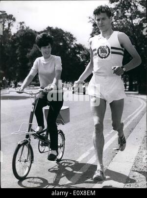 08 août, 1965 - Alan Simson pour attaquer des dossiers. Athletic Alan Simpson, la Grande-Bretagne, aujourd'hui le plus rapide miler à la Suède, où il va tenter de briser le monde un mille ou deux milles records , à Vasteras, la semaine prochaine - et, Michel Jazy, de France est le détenteur du mile (3 Min. 53 . 6secs), et les deux milles (8mins. 22.6 voit) records du monde. photo montre cette photo d'Alan Simpson, a été prise dans le parc cacher le dimanche quand il allait courir accompagne par sa femme. Ann qui marche à côté. Banque D'Images