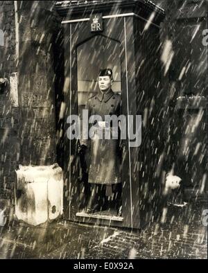 22 novembre 1965 - Londres obtient sa première neige La sentinelle se met à couvert dans son Sentry-Box. Cette photo montre le 1er Bataillon de sentry Le Camerounais de garde à St Jame's Palace, tire pleinement parti de sa guérite en averses de neige d'aujourd'hui. Banque D'Images