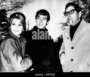 L'actrice Jane Fonda avec son mari Roger Vadim et co-star Peter McEnery Banque D'Images