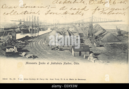 Cette image de la Bowden Postcard Collection montre les installations industrielles des quais d'Ashtabula, Ohio, mettant en évidence les quais, les quais et les voies ferrées qui étaient essentiels à l'activité commerciale et industrielle de la région. La photo capture l'animation de l'infrastructure maritime et ferroviaire au début du XXe siècle. Banque D'Images
