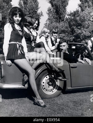 Oct 04, 1965 - Surrey, Angleterre, Royaume-Uni - FRANKIE HOWERD est assis dans une voiture de sport avec certaines des filles de Saint Trinians School à Shepperton Studios. Howerd est de commencer comme un voleur de train dans le film ''Le Grand Saint Trinian's Train Robbery''. Banque D'Images