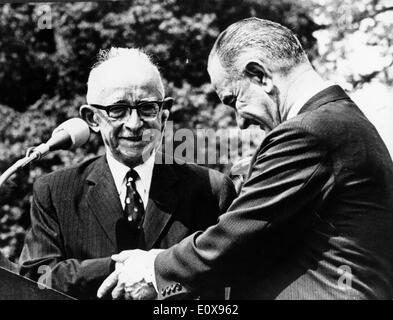 Le président Johnson et homme politique le plus ancien de la Turquie Ismet Inonu Banque D'Images