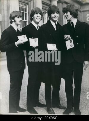 10 octobre 1965 - Aujourd'hui substituer : Beatles avec leurs M.B.E.'s à partir de la Reine : les Beatles est passé aujourd'hui à Buckingham Palace, à recevoir le M.B.Es leur a accordé en cette Année de l'anniversaire de liste. Photo montre après la cérémonie tenue aujourd'hui, les Beatles avec leur M.B.E'S (L à R) Ringo Starr, John Lennon, Paul McCartney et GeorgeHarrison dans leur ''Dark lounge suits' Banque D'Images