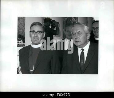 10 octobre 1965 - Le Premier ministre britannique, M. R. Wilson l'arrivée à l'aéroport de Salisbury le lundi soir, le 25 octobre 1965, dans Banque D'Images