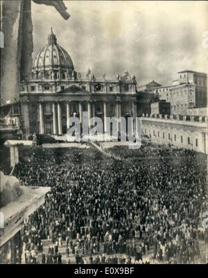 Le 12 décembre 1965 - cérémonie de clôture du Concile Vatican II : La photo montre la vue générale sur la Place Saint Pierre, Rome, aujourd'hui, au cours de la cérémonie de clôture de la Concile Œcuménique du Vatican. Banque D'Images