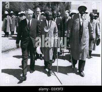 10 octobre 1965 - Harold Wilson en Rhodésie : Le Premier Ministre britannique Harold Wilson est montré ici avec Zwimba en chef, M.B.E., Président du Conseil des chefs de Sinoia (centre) et chef de l'Mzimuni, Vice-président du Conseil des chefs de Gwanda. Banque D'Images