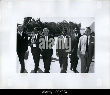 10 octobre 1965 - Le Premier ministre britannique, M. H. Wilson est arrivé à l'aéroport de Salisbury le lundi soir, le 25 octobre 1965, dans Banque D'Images