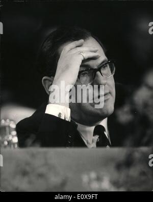 10 octobre 1965 - L'ouverture de la conférence annuelle du parti conservateur à Brighton ; photo montre M. Reginald Maudling écoute le discours d'ouverture par le président, Sir Max Bemrose. Banque D'Images