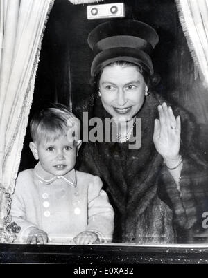 La reine Elizabeth II qui voyage avec l' Banque D'Images