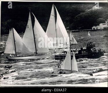 Le 31 décembre 1965 - La 640-Mif Sydney-Hobart Yacht Race : photo montre : l'Afrique du Sud (Stormvogkl Ketch H.700) conduit ''Enid'' (CYC) 38 dans la course pour Sydney Heads- pour le début de l'international 649- mile Sydney- Hebert Yacht Race. Banque D'Images