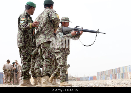 Un instructeur Afghan fournit des instructions pour un soldat avec le 4e Corps, Carmina, 215e de l'Armée nationale afghane au cours d'une procédure d'exercice tactique, le 17 mai 2014 au Camp Shorabak, province de Helmand, en Afghanistan. Banque D'Images